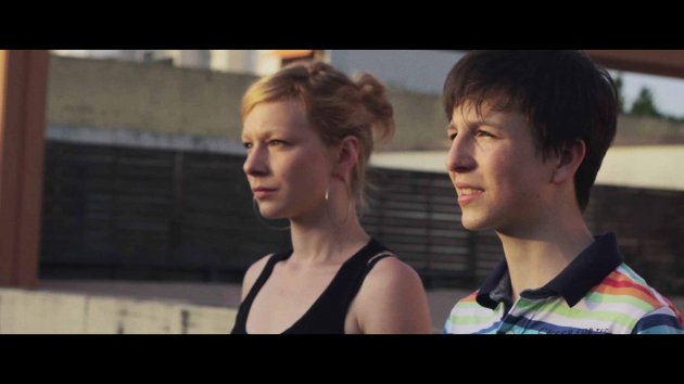 Junge, Mädchen, Rothaarige, Buntes Polohemd, gestreift, Auf dem Dach, Ohrringe, Zwei Gesichter, Stillleben,