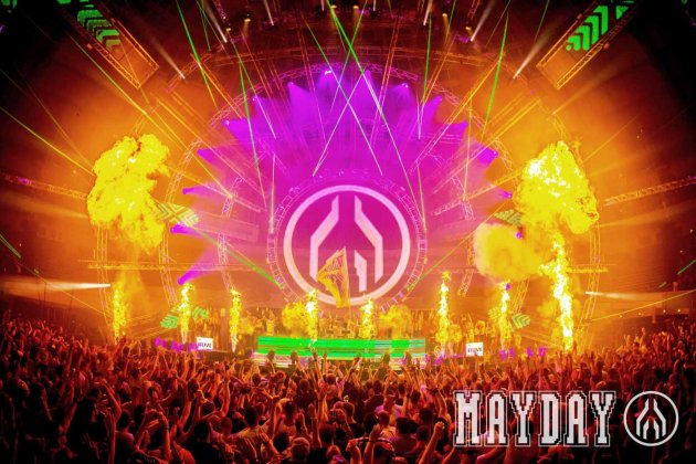 Bühne, Mayday, Logo, Feuer, Leute, Menschen, grüne Laser, grüne Lightshow,