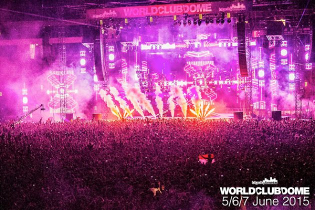 World Club Dome, 05.07. - 07.07., Scheinwerfer, Menschen, Nebel, rosa 