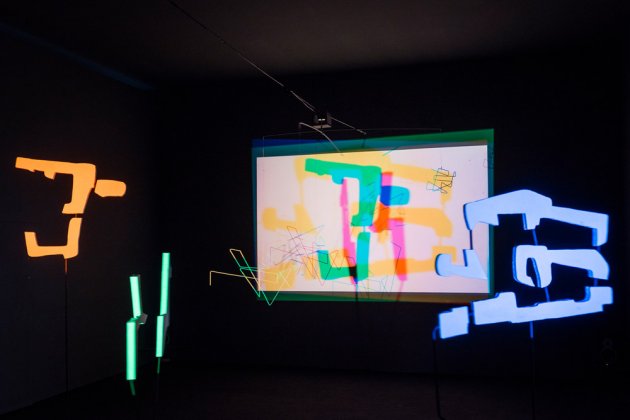 Marc Doradzillo, Jens Burde, Lux Compensator, 2015, Junge Nacht, Museum der Neuen Kunst, Neonröhren, Leinwand, gelbes Licht, grünes Licht,