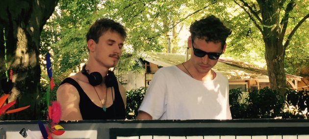 Lang und saftig, DJs, Duo, Sonnenbrille, Kopfhörer, Bäume, Bühne, Tank Top, weißes Shirt, Blätter, grün, Sonne, Himmel