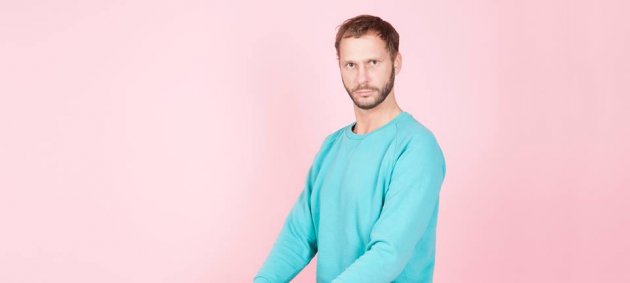 Mann, Stuhl, Pullover, Hose, Schuhe, Rosa Hintergrund