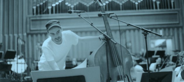 Henrik von Holtum, Kontrabass, Orchester, Orgel, Mikrofon, Notenständer, Sepia, weißes T-Shirt, grüne Mütze 