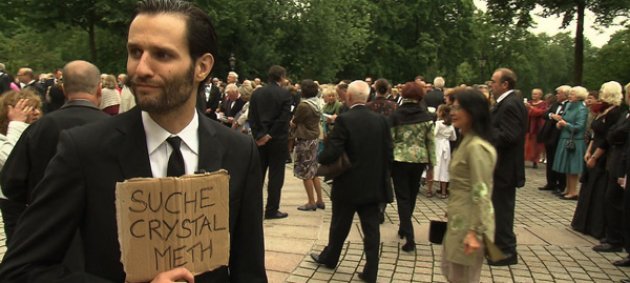 Mann, anzuzg, Schild, Suche Crystal Meth, Frau, Kleid, Menschen, draußen, Bäume, Pflaster
