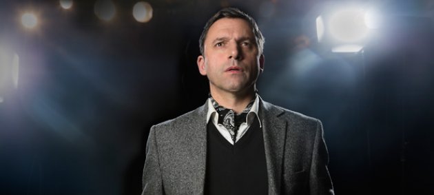 Rocko schamoni, Mann, Scheinwerfer, graues Sacko, weißer Kragen, weißes Hemd, Tuch, Siegelring