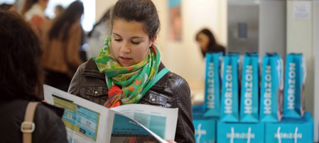 Frau, Mädchen, Zeitung, Jacke, Schal, Horizon Ordner, Szenenbild