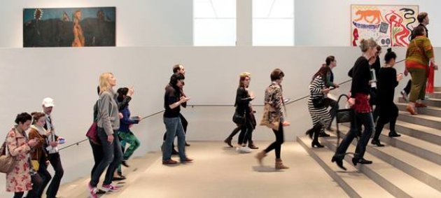 Menschen, Treppe, Museum, Museumstag, weiße Wäne, zwei Bilder