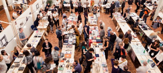 Menschen, Messe, I Never Read, Basel, Messe, art Fair, Menschen, Tische, Ausstellung, Holzboden