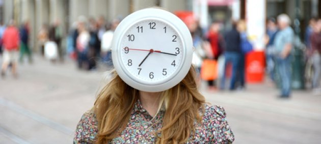 Frau, Uhr, Einkaufsstraße, Kunst, Installation, Gesicht, Blümchen Bluse, Arme, blonde Haare