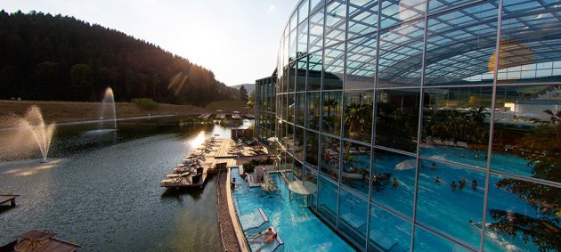 Badeparadies, Schwarzwald, Wiese, Fontänen, Wasser, Menschen, Liegen, lagune, Schwimmbad, Sonne, Spiegelungen