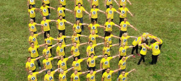 Menschen, gelbe T-Shirts, Zahlen, Wiese, 1-49. 60, Lotto, 