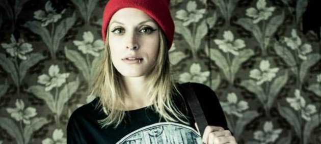 Humptätärä. artwood, Mädchen, frau, blond, rote Mütze, schwarzes T-Shirt, Deko Tapete, roter Lippenstift