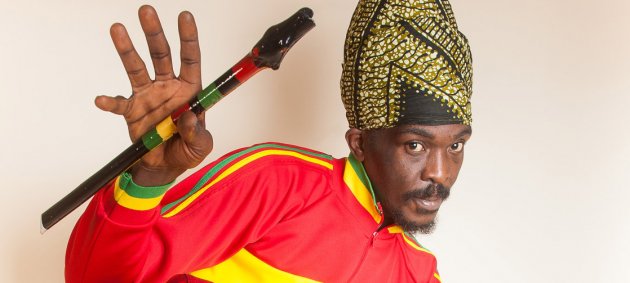 Anthony B, Adidas Jacke, Rot, Gelb, Grün, Pfeife, schwarze Hautfarbe, Mann, Hut, Mütze, Bart, Hände, rote Hose