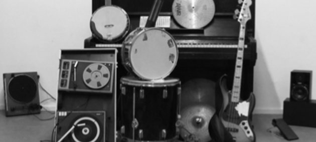 Plattenspieler, Klavier, Trommel, Gitarre, Bass, Boxen, Schlagzeug, schwarz, weiß, s/w, Fotografie, 