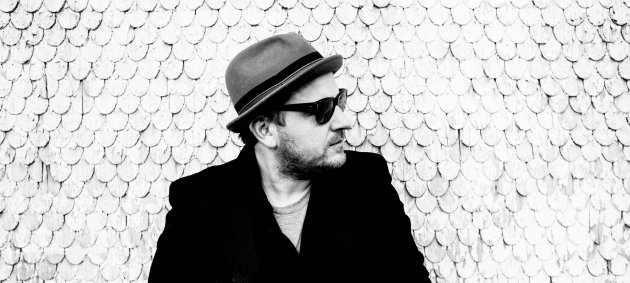 Stefan Stumbel, Oliver Rath, Schiefer, Sonnenbrille, Hut, dunkles Sacko, Zigarette
