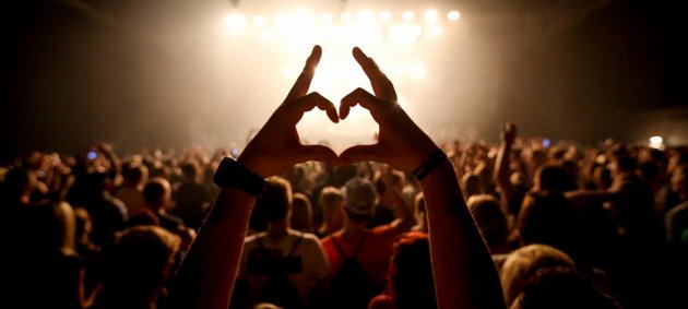 Hand, Menge, Feier, Rave, Licjt, Herz, Heart, Hands, Clock, Uhr, Watch, SEMF, Stuttgart, Electronic Music Festival, MEnschen, People, Crowd