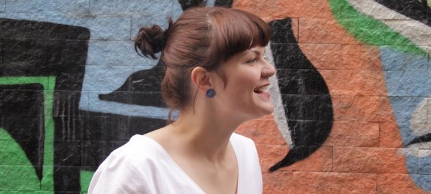 Sophie Passmann, Frau, Woman, Brown Hair, Braunes haar, Ohrring, Piercing, Graffitti, weißes Shirt, white Shirt